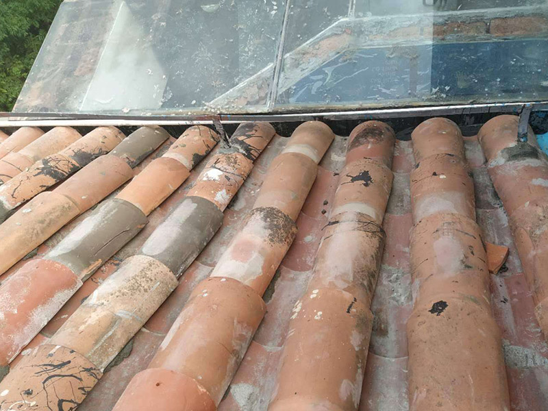 屋檐排水溝維修：檢查排水溝的接縫有沒有漏洞。您可以用與排水溝材質(zhì)相同的金屬片來修補(bǔ)小洞。大多數(shù)排水溝用的是鋁或銅。使用不同的金屬來修補(bǔ)排水溝將會(huì)出現(xiàn)腐蝕現(xiàn)象。在損壞的區(qū)域涂上厚厚的一層屋頂粘合劑，然后將補(bǔ)片按壓在合適的位置，并按排水溝的形狀彎曲補(bǔ)片。將更多的屋頂粘合劑涂抹在補(bǔ)片邊緣以起到隔水作用。