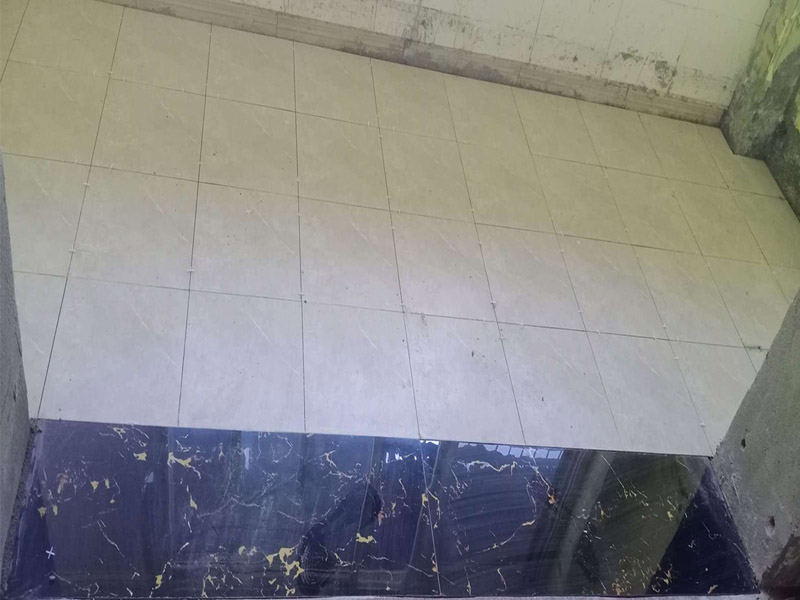 地磚鋪貼維修：鋪貼前，先將所鋪平面表面的塵土、雜物等徹底清掃干凈，平面不能有空鼓、開裂和起砂等現(xiàn)象，如果存在這些現(xiàn)象，要先進行修復(fù)處理，在鋪設(shè)瓷磚。鋪設(shè)墻磚施工前，要先在墻體四周彈出標(biāo)高控制線。鋪設(shè)地磚施工前，要先在地面彈出十字線，從而控制地磚分隔尺寸。瓷磚的鋪貼，要選用1:3干硬性水泥砂漿，砂漿的厚度要在25mm左右。把瓷磚按照要求放在水泥砂漿上，用橡皮錘輕輕敲擊瓷磚的表面，直至瓷磚鋪貼平整。鋪貼完瓷磚后，要進行勾縫處理，先清理干凈瓷磚縫隙里的雜質(zhì)，再用專用填縫劑進行勾縫處理。鋪貼瓷磚的過程中，可以一邊鋪貼，一邊進行簡單的清理。在鋪貼完24小時后，再用棉布等對瓷磚的表面再進行一次清理。