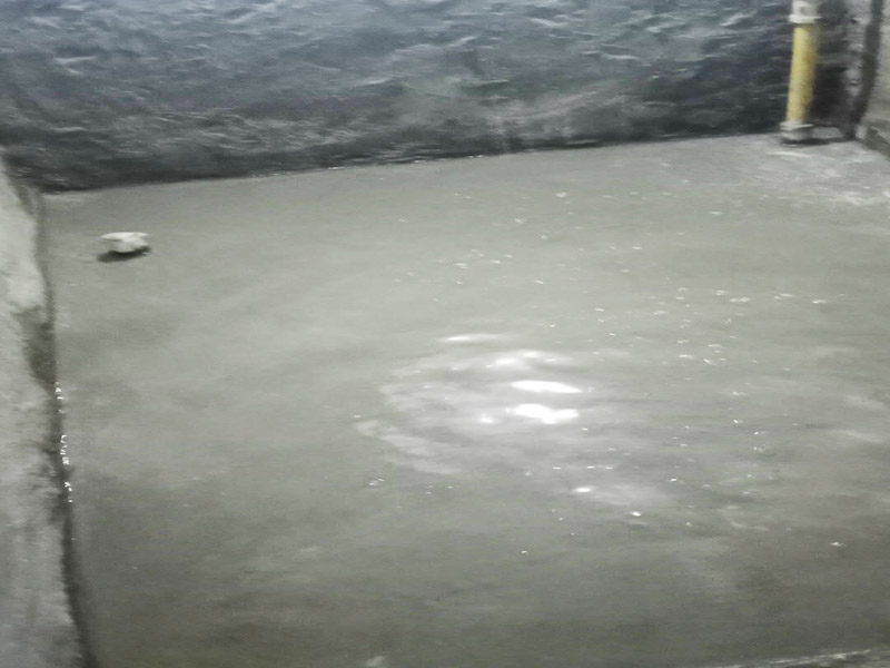 地面防水找平貼磚：衛(wèi)生間的防水工作流程，都是在地面用水泥砂漿找平一次，等它干透后再做防水。一般的防水施工要做2到3遍，而且防水的順序也是有講究的，比如，要先做完墻面防水再貼墻磚，其次才可以做地面防水，再貼地磚。因?yàn)榈孛娼?jīng)常會(huì)踩來踩去，地面防水如果先做了會(huì)很容易踩壞。一般情況下，在2到3遍的防水層全部做好后，會(huì)有5到7天的固化期，所以自然的，貼瓷磚肯定是要等到這之后才能做。固化期到了，我們也需要重新測試防水做的好不好，漏不漏水，這就需要再加水測試24小時(shí)后看看家里地面水位是否下降，或者看看樓下鄰居的衛(wèi)生間有