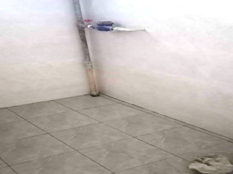 地面防水找平貼磚：衛(wèi)生間的防水工作流程，都是在地面用水泥砂漿找平一次，等它干透后再做防水。一般的防水施工要做2到3遍，而且防水的順序也是有講究的，比如，要先做完墻面防水再貼墻磚，其次才可以做地面防水，再貼地磚。因?yàn)榈孛娼?jīng)常會(huì)踩來踩去，地面防水如果先做了會(huì)很容易踩壞。一般情況下，在2到3遍的防水層全部做好后，會(huì)有5到7天的固化期，所以自然的，貼瓷磚肯定是要等到這之后才能做。固化期到了，我們也需要重新測試防水做的好不好，漏不漏水，這就需要再加水測試24小時(shí)后看看家里地面水位是否下降，或者看看樓下鄰居的衛(wèi)生間有