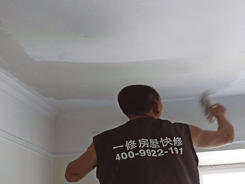 天花板刮膩?zhàn)泳S修：刮膩?zhàn)訉Σ煌膲w有著不同的要求，像比較常見的混凝土的墻面，會出現(xiàn)一些氣孔與鼓起的現(xiàn)象，所以就要先把墻面修平整掉，磨平凸起處，填補(bǔ)凹陷處。如果是預(yù)制混凝土的墻面，那么它的表面層就會有一些砂礫與疙瘩的現(xiàn)象，這個時候就需要專業(yè)的施工人員，使用用鋼絲刷把墻面整體的刷一遍?；鶎幼龊锰幚砗螅瑝γ孢€是會有一些凹陷的地方，這個時候就可以用石膏膩?zhàn)觼硌a(bǔ)平。將石膏膩?zhàn)訅簩?shí)凹陷處，橫抹豎起的地方再重新刮一遍，這樣來確保墻面的平整。刮膩?zhàn)又埃瑖娝⒁槐檎辰Y(jié)劑，就可以開始刮膩?zhàn)恿?。膩?zhàn)庸瓮旰螅屑?xì)檢查看看墻面