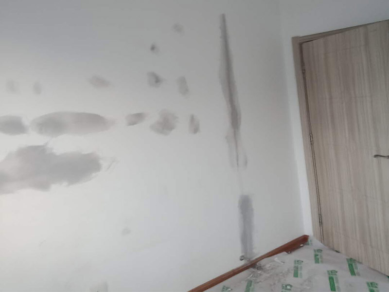 天花板刮膩?zhàn)泳S修：刮膩?zhàn)訉Σ煌膲w有著不同的要求，像比較常見的混凝土的墻面，會出現(xiàn)一些氣孔與鼓起的現(xiàn)象，所以就要先把墻面修平整掉，磨平凸起處，填補(bǔ)凹陷處。如果是預(yù)制混凝土的墻面，那么它的表面層就會有一些砂礫與疙瘩的現(xiàn)象，這個時候就需要專業(yè)的施工人員，使用用鋼絲刷把墻面整體的刷一遍?；鶎幼龊锰幚砗螅瑝γ孢€是會有一些凹陷的地方，這個時候就可以用石膏膩?zhàn)觼硌a(bǔ)平。將石膏膩?zhàn)訅簩?shí)凹陷處，橫抹豎起的地方再重新刮一遍，這樣來確保墻面的平整。刮膩?zhàn)又?，噴刷一遍粘結(jié)劑，就可以開始刮膩?zhàn)恿?。膩?zhàn)庸瓮旰?，仔?xì)檢查看看墻面