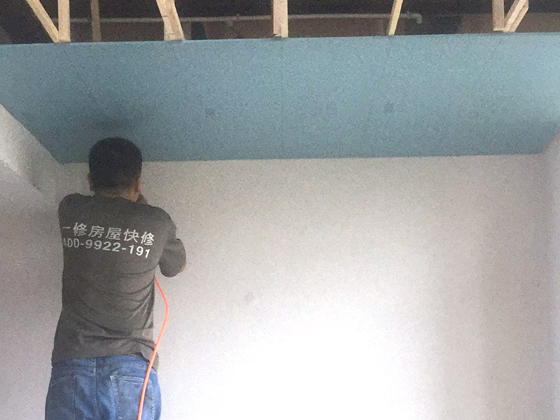 木龍骨吊頂安裝：先確認(rèn)好吊頂?shù)奈恢茫缓髮?duì)該位置進(jìn)行精準(zhǔn)的測(cè)量，最后再進(jìn)行標(biāo)高，最好對(duì)墻面進(jìn)行彈線，吊頂?shù)奈恢脮?huì)更加準(zhǔn)確，需要注意的是，為了確保吊頂?shù)姆€(wěn)定性，各個(gè)孔眼之間的距離大約保持在30cm左右最佳。木龍骨在安裝之前，需要先在木龍骨上開槽，然后進(jìn)行拼接，最后用膠水和釘子固定住，才能吊頂，注意一般面積要控制在10襯之內(nèi)，吊頂才會(huì)更加牢固、好看。所有龍骨拼接完畢之后，需要先進(jìn)行檢查，確認(rèn)無誤后才可進(jìn)行固定，因?yàn)檎麄€(gè)吊頂?shù)倪吔俏恢?，都需要進(jìn)行封口處理，否則會(huì)影響吊頂?shù)馁|(zhì)量，所以必須仔細(xì)安裝。