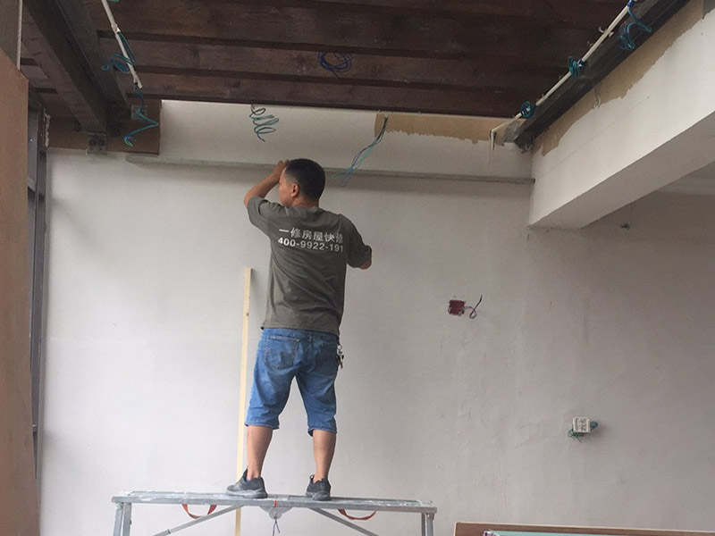 木龍骨吊頂安裝：先確認(rèn)好吊頂?shù)奈恢?，然后?duì)該位置進(jìn)行精準(zhǔn)的測(cè)量，最后再進(jìn)行標(biāo)高，最好對(duì)墻面進(jìn)行彈線，吊頂?shù)奈恢脮?huì)更加準(zhǔn)確，需要注意的是，為了確保吊頂?shù)姆€(wěn)定性，各個(gè)孔眼之間的距離大約保持在30cm左右最佳。木龍骨在安裝之前，需要先在木龍骨上開槽，然后進(jìn)行拼接，最后用膠水和釘子固定住，才能吊頂，注意一般面積要控制在10襯之內(nèi)，吊頂才會(huì)更加牢固、好看。所有龍骨拼接完畢之后，需要先進(jìn)行檢查，確認(rèn)無誤后才可進(jìn)行固定，因?yàn)檎麄€(gè)吊頂?shù)倪吔俏恢?，都需要進(jìn)行封口處理，否則會(huì)影響吊頂?shù)馁|(zhì)量，所以必須仔細(xì)安裝。