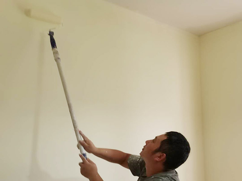 墻面滾漆翻新施工：檢查舊房墻面基層問題，對(duì)癥下藥施工，如果墻面裝修5年甚至10年以上，墻面有開裂，滲水，起皮或者之前有貼過墻紙的舊房，就需要將原墻紙撕掉，將墻面鏟至毛坯層，做鏟墻施工，如近幾年裝修過的房子，則不需要做鏟墻施工，墻面基層無明顯破損，打磨膩?zhàn)踊蛘咧匦屡文佔(zhàn)?，做乳膠漆施工即可！ 膩?zhàn)邮且环N墻體抹灰找平材料，膩?zhàn)拥淖饔檬菫榱耸箟γ嫫秸?，起找平的作用，增?qiáng)底漆的附著力，且防水膩?zhàn)舆€具有耐水的性能，可以保證乳膠漆施工后不會(huì)出現(xiàn)起皮，掉粉等現(xiàn)象，膩?zhàn)邮┕ず?，一定要做精?xì)打磨，保證膩?zhàn)拥募?xì)膩性。 底漆的作用是使面漆的附著力更強(qiáng)，最主要的作用是使漆面平整，從而對(duì)面漆起支撐作用，令漆面看起來更為豐滿。