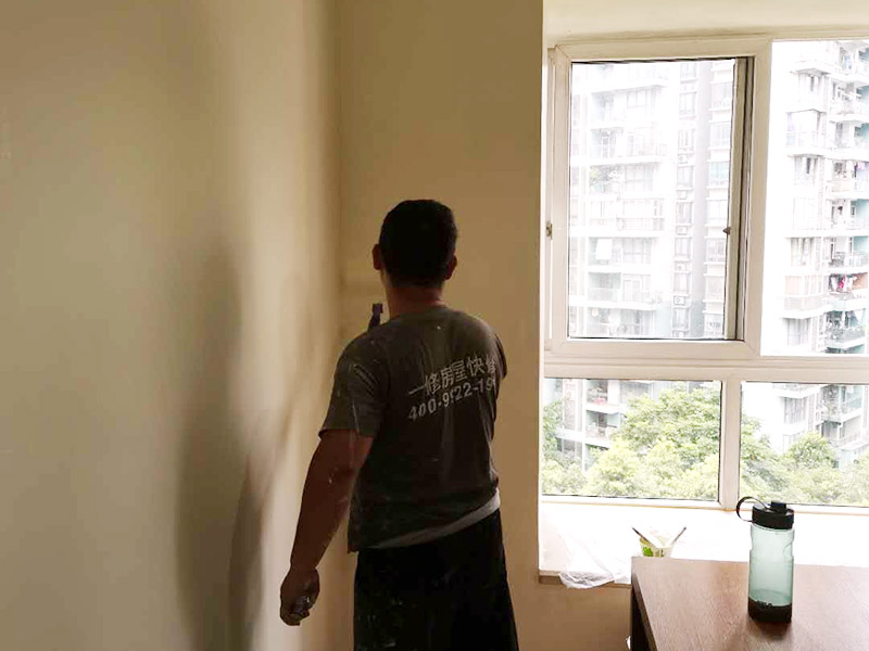 墻面滾漆翻新施工：檢查舊房墻面基層問題，對(duì)癥下藥施工，如果墻面裝修5年甚至10年以上，墻面有開裂，滲水，起皮或者之前有貼過墻紙的舊房，就需要將原墻紙撕掉，將墻面鏟至毛坯層，做鏟墻施工，如近幾年裝修過的房子，則不需要做鏟墻施工，墻面基層無明顯破損，打磨膩?zhàn)踊蛘咧匦屡文佔(zhàn)?，做乳膠漆施工即可！ 膩?zhàn)邮且环N墻體抹灰找平材料，膩?zhàn)拥淖饔檬菫榱耸箟γ嫫秸?，起找平的作用，增?qiáng)底漆的附著力，且防水膩?zhàn)舆€具有耐水的性能，可以保證乳膠漆施工后不會(huì)出現(xiàn)起皮，掉粉等現(xiàn)象，膩?zhàn)邮┕ず?，一定要做精?xì)打磨，保證膩?zhàn)拥募?xì)膩性。 底漆的作用是使面漆的附著力更強(qiáng)，最主要的作用是使漆面平整，從而對(duì)面漆起支撐作用，令漆面看起來更為豐滿。