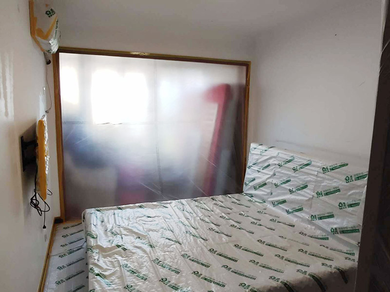 成品家具保護措施：各類裝修物料的進場、建筑裝修垃圾的清理都必須經過入戶門。在對物品進行搬運時，難免會與入戶門發(fā)生磕碰及摩擦。水電改造是基礎裝修，水電裝修的質量好壞，直接決定著后期的施工和使用。因此，在進行水電改造時，同樣需要做好成品保護工作。水電改造完成后，應當對各種管線進行規(guī)范的固定，以防脫落;對裸露的線頭要進行包裹，以防發(fā)生觸電的危險;做好地面裸線管的固定和保護，防止被踩壞。同時，在搬運物料時，也不要破壞地面鋪設的管線。進行裝修施工時，磁環(huán)邊鋪邊勾縫，在崗鋪設的瓷磚、地板上堆放雜物、走動踩踏，地板沒有使用成品保護膜覆蓋等都會影響瓷磚及地板的鋪貼效果，使瓷磚出現(xiàn)施工質量問題。