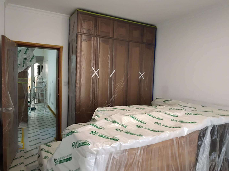 成品家具保護措施：各類裝修物料的進場、建筑裝修垃圾的清理都必須經過入戶門。在對物品進行搬運時，難免會與入戶門發(fā)生磕碰及摩擦。水電改造是基礎裝修，水電裝修的質量好壞，直接決定著后期的施工和使用。因此，在進行水電改造時，同樣需要做好成品保護工作。水電改造完成后，應當對各種管線進行規(guī)范的固定，以防脫落;對裸露的線頭要進行包裹，以防發(fā)生觸電的危險;做好地面裸線管的固定和保護，防止被踩壞。同時，在搬運物料時，也不要破壞地面鋪設的管線。進行裝修施工時，磁環(huán)邊鋪邊勾縫，在崗鋪設的瓷磚、地板上堆放雜物、走動踩踏，地板沒有使用成品保護膜覆蓋等都會影響瓷磚及地板的鋪貼效果，使瓷磚出現(xiàn)施工質量問題。