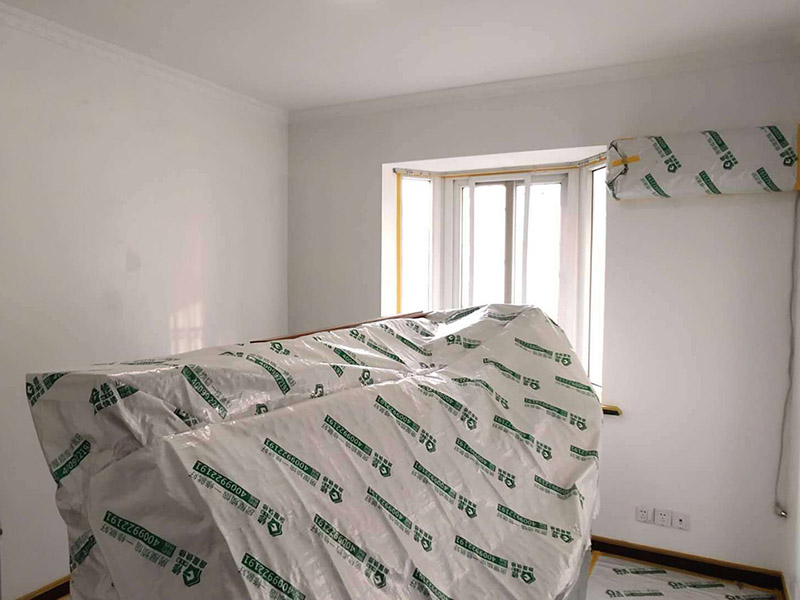 成品家具保護措施：各類裝修物料的進場、建筑裝修垃圾的清理都必須經過入戶門。在對物品進行搬運時，難免會與入戶門發(fā)生磕碰及摩擦。水電改造是基礎裝修，水電裝修的質量好壞，直接決定著后期的施工和使用。因此，在進行水電改造時，同樣需要做好成品保護工作。水電改造完成后，應當對各種管線進行規(guī)范的固定，以防脫落;對裸露的線頭要進行包裹，以防發(fā)生觸電的危險;做好地面裸線管的固定和保護，防止被踩壞。同時，在搬運物料時，也不要破壞地面鋪設的管線。進行裝修施工時，磁環(huán)邊鋪邊勾縫，在崗鋪設的瓷磚、地板上堆放雜物、走動踩踏，地板沒有使用成品保護膜覆蓋等都會影響瓷磚及地板的鋪貼效果，使瓷磚出現(xiàn)施工質量問題。