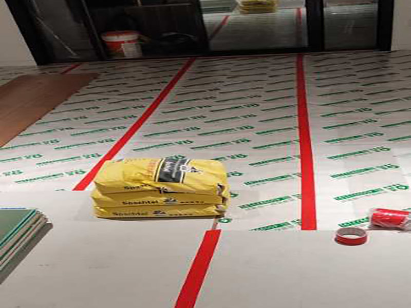 地面保護(hù)方案：入戶門的保護(hù) 各種裝修物料的進(jìn)場(chǎng)以及各種建筑裝修的清理，都會(huì)經(jīng)過(guò)入戶門，這些物品在搬運(yùn)的過(guò)程中，與入戶門發(fā)生磕碰、摩擦的機(jī)率大大增加，所以，第一個(gè)需要做好成品保護(hù)的地方就是我們的入戶門。建議：在裝修開(kāi)工前直到家具進(jìn)場(chǎng)期間，都需要對(duì)入戶門進(jìn)行保護(hù)！對(duì)于這一點(diǎn)，可以使用成品保護(hù)膜將門包裹。 二、水電改造時(shí)的保護(hù) 1、電路改造的時(shí)候，能開(kāi)槽的地方盡量開(kāi)槽。 2、不能開(kāi)槽的地方一定要做好固定和保護(hù)。 3、下水管要封好 。4、對(duì)裸露的線頭盡量進(jìn)行包裹。 三、瓷磚、地板的鋪貼保護(hù) 瓷磚、地板的鋪裝，也屬于基礎(chǔ)裝修的部分，經(jīng)常發(fā)現(xiàn)瓷磚施工時(shí)和施工后都沒(méi)有做成品保護(hù)工作，具體的表現(xiàn)有：瓷磚邊鋪邊勾縫、在剛鋪的瓷磚、地板上堆放雜物、剛鋪的瓷磚就在上面走動(dòng)踩踏、地面瓷磚、地板沒(méi)有使用成品保護(hù)膜覆蓋等，這些都會(huì)影響瓷磚的鋪貼效果，造成瓷磚的施工質(zhì)量問(wèn)題。 