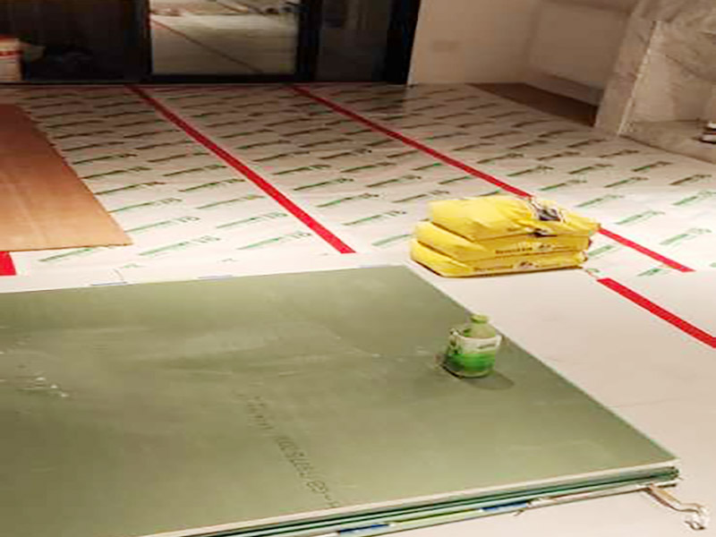 地面保護(hù)方案：入戶門的保護(hù) 各種裝修物料的進(jìn)場(chǎng)以及各種建筑裝修的清理，都會(huì)經(jīng)過(guò)入戶門，這些物品在搬運(yùn)的過(guò)程中，與入戶門發(fā)生磕碰、摩擦的機(jī)率大大增加，所以，第一個(gè)需要做好成品保護(hù)的地方就是我們的入戶門。建議：在裝修開(kāi)工前直到家具進(jìn)場(chǎng)期間，都需要對(duì)入戶門進(jìn)行保護(hù)！對(duì)于這一點(diǎn)，可以使用成品保護(hù)膜將門包裹。 二、水電改造時(shí)的保護(hù) 1、電路改造的時(shí)候，能開(kāi)槽的地方盡量開(kāi)槽。 2、不能開(kāi)槽的地方一定要做好固定和保護(hù)。 3、下水管要封好 。4、對(duì)裸露的線頭盡量進(jìn)行包裹。 三、瓷磚、地板的鋪貼保護(hù) 瓷磚、地板的鋪裝，也屬于基礎(chǔ)裝修的部分，經(jīng)常發(fā)現(xiàn)瓷磚施工時(shí)和施工后都沒(méi)有做成品保護(hù)工作，具體的表現(xiàn)有：瓷磚邊鋪邊勾縫、在剛鋪的瓷磚、地板上堆放雜物、剛鋪的瓷磚就在上面走動(dòng)踩踏、地面瓷磚、地板沒(méi)有使用成品保護(hù)膜覆蓋等，這些都會(huì)影響瓷磚的鋪貼效果，造成瓷磚的施工質(zhì)量問(wèn)題。 