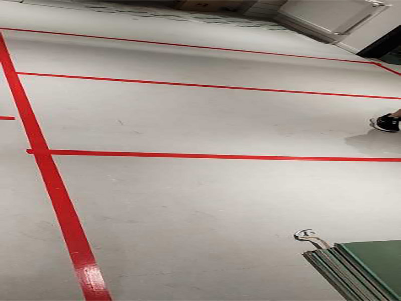 地面保護(hù)方案：入戶門的保護(hù) 各種裝修物料的進(jìn)場(chǎng)以及各種建筑裝修的清理，都會(huì)經(jīng)過(guò)入戶門，這些物品在搬運(yùn)的過(guò)程中，與入戶門發(fā)生磕碰、摩擦的機(jī)率大大增加，所以，第一個(gè)需要做好成品保護(hù)的地方就是我們的入戶門。建議：在裝修開(kāi)工前直到家具進(jìn)場(chǎng)期間，都需要對(duì)入戶門進(jìn)行保護(hù)！對(duì)于這一點(diǎn)，可以使用成品保護(hù)膜將門包裹。 二、水電改造時(shí)的保護(hù) 1、電路改造的時(shí)候，能開(kāi)槽的地方盡量開(kāi)槽。 2、不能開(kāi)槽的地方一定要做好固定和保護(hù)。 3、下水管要封好 。4、對(duì)裸露的線頭盡量進(jìn)行包裹。 三、瓷磚、地板的鋪貼保護(hù) 瓷磚、地板的鋪裝，也屬于基礎(chǔ)裝修的部分，經(jīng)常發(fā)現(xiàn)瓷磚施工時(shí)和施工后都沒(méi)有做成品保護(hù)工作，具體的表現(xiàn)有：瓷磚邊鋪邊勾縫、在剛鋪的瓷磚、地板上堆放雜物、剛鋪的瓷磚就在上面走動(dòng)踩踏、地面瓷磚、地板沒(méi)有使用成品保護(hù)膜覆蓋等，這些都會(huì)影響瓷磚的鋪貼效果，造成瓷磚的施工質(zhì)量問(wèn)題。 