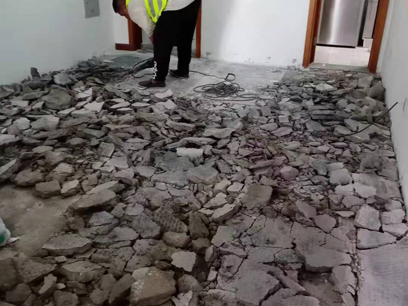 客廳地磚拆除施工：為了更好的拆除地磚，我們可以優(yōu)先從大門口那塊開始，因為可以更快的找到接縫，比較容易撬開。找到接縫，用扁口鑿往里撬。如何水泥砂漿還不是特別牢固的話，用錘子將扁口鑿輕敲進縫隙內，就可以瞬間將整塊地磚撬起拆除。
