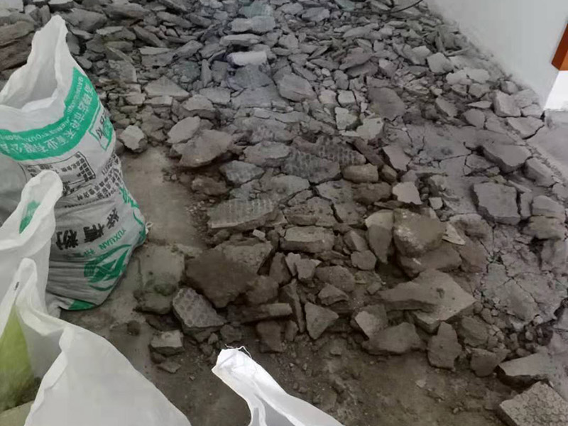 客廳地磚拆除施工：為了更好的拆除地磚，我們可以優(yōu)先從大門口那塊開始，因為可以更快的找到接縫，比較容易撬開。找到接縫，用扁口鑿往里撬。如何水泥砂漿還不是特別牢固的話，用錘子將扁口鑿輕敲進縫隙內，就可以瞬間將整塊地磚撬起拆除。