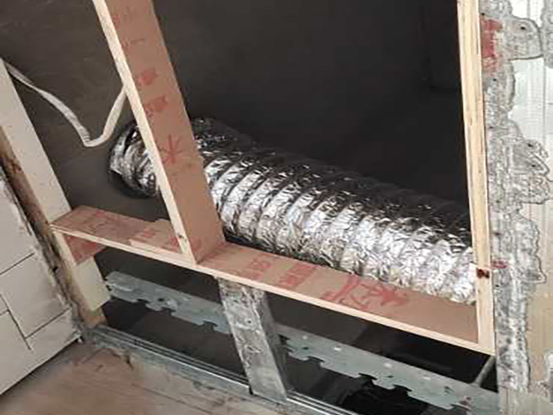 吊頂安裝施工：做好了樓層和墻壁等處需要標(biāo)高之后，裝修吊頂?shù)牧鞒痰南乱画h(huán)節(jié)就是主龍骨吊桿的安裝了。如果已經(jīng)確定清楚了頂棚標(biāo)高水平線及主龍骨的位置的話，就可以進(jìn)行對(duì)吊桿下頭的標(biāo)高操作了，實(shí)施起來也很簡(jiǎn)單，通過膨脹螺栓來將無螺栓絲吊桿的其中一頭固定于主龍骨和吊掛間距中的樓板下方即可。這里需要注意的一點(diǎn)是，專業(yè)、合格的吊桿一般都要求以8毫米扁鋼或6米的鋼筋材料來制作。主龍骨和各部分螺母配置好后，就可以開展裝修吊頂?shù)牧鞒讨械目郯灏惭b工序了。