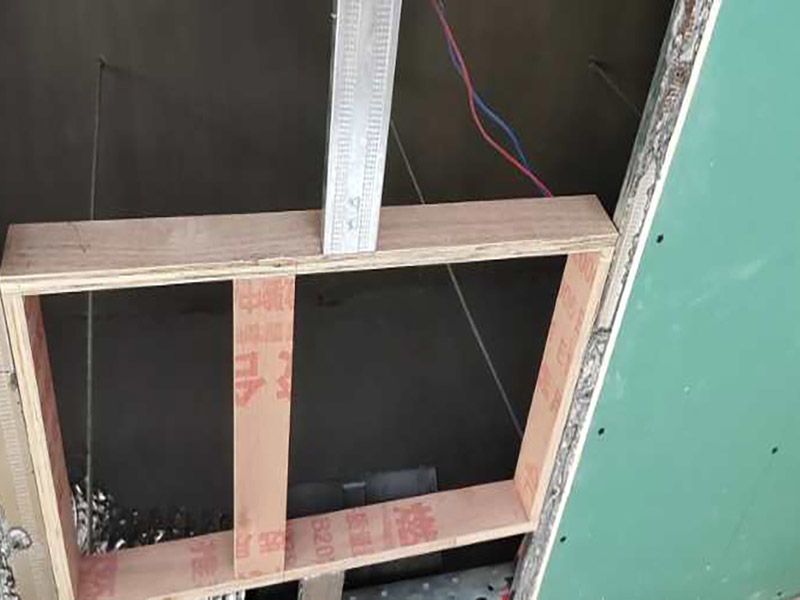 吊頂安裝施工：做好了樓層和墻壁等處需要標(biāo)高之后，裝修吊頂?shù)牧鞒痰南乱画h(huán)節(jié)就是主龍骨吊桿的安裝了。如果已經(jīng)確定清楚了頂棚標(biāo)高水平線及主龍骨的位置的話，就可以進(jìn)行對(duì)吊桿下頭的標(biāo)高操作了，實(shí)施起來也很簡(jiǎn)單，通過膨脹螺栓來將無螺栓絲吊桿的其中一頭固定于主龍骨和吊掛間距中的樓板下方即可。這里需要注意的一點(diǎn)是，專業(yè)、合格的吊桿一般都要求以8毫米扁鋼或6米的鋼筋材料來制作。主龍骨和各部分螺母配置好后，就可以開展裝修吊頂?shù)牧鞒讨械目郯灏惭b工序了。