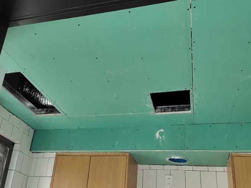 吊頂安裝施工：做好了樓層和墻壁等處需要標(biāo)高之后，裝修吊頂?shù)牧鞒痰南乱画h(huán)節(jié)就是主龍骨吊桿的安裝了。如果已經(jīng)確定清楚了頂棚標(biāo)高水平線及主龍骨的位置的話，就可以進(jìn)行對(duì)吊桿下頭的標(biāo)高操作了，實(shí)施起來也很簡(jiǎn)單，通過膨脹螺栓來將無螺栓絲吊桿的其中一頭固定于主龍骨和吊掛間距中的樓板下方即可。這里需要注意的一點(diǎn)是，專業(yè)、合格的吊桿一般都要求以8毫米扁鋼或6米的鋼筋材料來制作。主龍骨和各部分螺母配置好后，就可以開展裝修吊頂?shù)牧鞒讨械目郯灏惭b工序了。