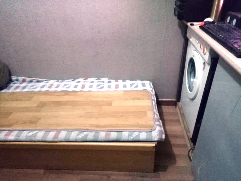 公寓局部改造:衛(wèi)生間改造中水電的改造尤為重要且需要最早開始著手，由于會涉及到浴霸采暖、燈光的線路走向、水管的入墻等問題，所以在改造之前需制定一個詳細(xì)的水電走向設(shè)計，從而提高安全質(zhì)量以及滿足裝修業(yè)主們生活的需要。其次就是需要對其做相應(yīng)的防水處理。因為在日常的家庭中，衛(wèi)生間的水是處處可見的，非常潮濕。衛(wèi)生間內(nèi)的防水涂料是由地面延伸到墻面的，涂刷過程中精良的保證厚度均勻。還需要處理好地面和墻面交界處的各類管件的涂刷。待防水處理完全確定后，等待地面干透就可以做后續(xù)的工程了。