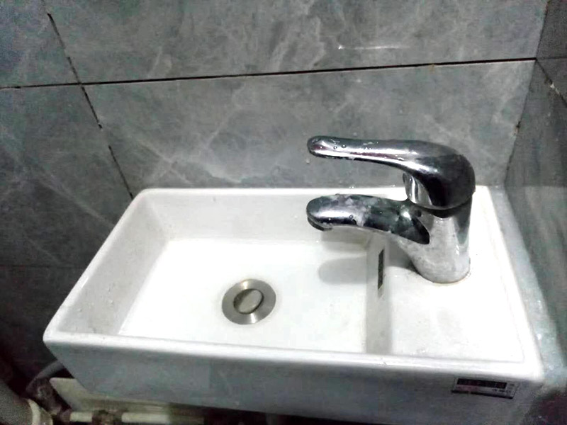 公寓局部改造:衛(wèi)生間改造中水電的改造尤為重要且需要最早開始著手，由于會涉及到浴霸采暖、燈光的線路走向、水管的入墻等問題，所以在改造之前需制定一個詳細(xì)的水電走向設(shè)計，從而提高安全質(zhì)量以及滿足裝修業(yè)主們生活的需要。其次就是需要對其做相應(yīng)的防水處理。因為在日常的家庭中，衛(wèi)生間的水是處處可見的，非常潮濕。衛(wèi)生間內(nèi)的防水涂料是由地面延伸到墻面的，涂刷過程中精良的保證厚度均勻。還需要處理好地面和墻面交界處的各類管件的涂刷。待防水處理完全確定后，等待地面干透就可以做后續(xù)的工程了。