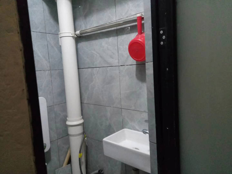 公寓局部改造:衛(wèi)生間改造中水電的改造尤為重要且需要最早開始著手，由于會涉及到浴霸采暖、燈光的線路走向、水管的入墻等問題，所以在改造之前需制定一個詳細(xì)的水電走向設(shè)計，從而提高安全質(zhì)量以及滿足裝修業(yè)主們生活的需要。其次就是需要對其做相應(yīng)的防水處理。因為在日常的家庭中，衛(wèi)生間的水是處處可見的，非常潮濕。衛(wèi)生間內(nèi)的防水涂料是由地面延伸到墻面的，涂刷過程中精良的保證厚度均勻。還需要處理好地面和墻面交界處的各類管件的涂刷。待防水處理完全確定后，等待地面干透就可以做后續(xù)的工程了。