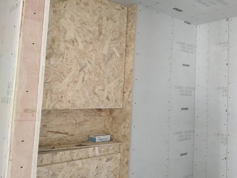 家具定制安裝案例：定制家具根據(jù)個人的興趣愛好提出特點要求而進行設計，設計出各種顏色搭配、款式豐富新穎的產品，滿足不同人對家具的個性要求，是大批量生產的大眾化家具所無法比擬的。 消費者能夠控制家具材料成本。定制家具因為家具的各種屬性參數(shù)是可以定制的，也就是可以控制家具成本，覺得成本太高時可以適量減少。另外，定制家具品牌一般都是找固定的供應商，材料方面有保障，而且價格相對也會便宜。