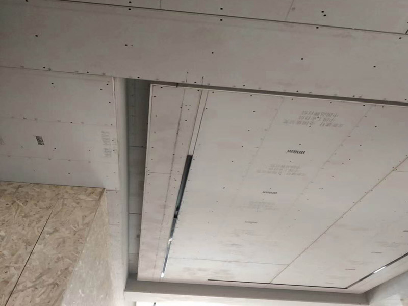 家具定制安裝案例：定制家具根據(jù)個人的興趣愛好提出特點要求而進行設計，設計出各種顏色搭配、款式豐富新穎的產品，滿足不同人對家具的個性要求，是大批量生產的大眾化家具所無法比擬的。 消費者能夠控制家具材料成本。定制家具因為家具的各種屬性參數(shù)是可以定制的，也就是可以控制家具成本，覺得成本太高時可以適量減少。另外，定制家具品牌一般都是找固定的供應商，材料方面有保障，而且價格相對也會便宜。