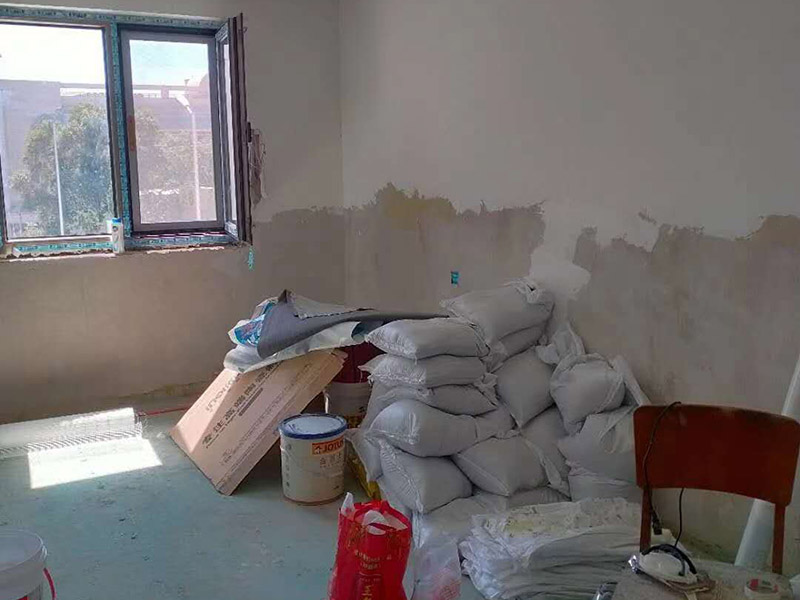 全屋整體裝修翻新：首先在做翻新的時(shí)候一定要把之前的墻面給處理干凈，粉化嚴(yán)重的一定要鏟除干凈。由于之前的墻面有刷過油漆和乳膠漆，所在做完鏟除后一定要做打磨處理，將原來墻體上的結(jié)實(shí)的表皮及浮沉全部清理掉，如果說墻體出現(xiàn)小部分的凹陷以及裂縫的話可以用膩?zhàn)由晕⑻钛a(bǔ)一下。 清理干凈的墻面一定要刷一道底漆，墻面底漆的主要作用就是抗堿防潮、封固基材、保護(hù)面漆、提高面漆的質(zhì)量以及遮蓋力。尤其是對老房子進(jìn)行翻新的時(shí)候底漆是特別的重要，如果說是直接的上面漆的話墻面就很容易起泡發(fā)霉，時(shí)間不久后就會再一次出現(xiàn)脫落現(xiàn)象，不能重蹈覆轍。 在上面漆之前要裝油漆按照漆桶的說明配比及涂刷，要準(zhǔn)備足夠的量，保證顏色的相同，不要因?yàn)榱可偃绷亢髞磉M(jìn)行后補(bǔ)，這樣很容易發(fā)生色差的問題。刷面漆時(shí)要選擇質(zhì)量好的刷漆滾筒，這樣刷出來的質(zhì)地才會更加的均勻好看。刷完漆之后要注意通風(fēng)問題，因?yàn)橄♂寗┲械亩妆匠煞謺c乳膠漆中的成分發(fā)生化學(xué)反應(yīng)導(dǎo)致墻面泛黃。