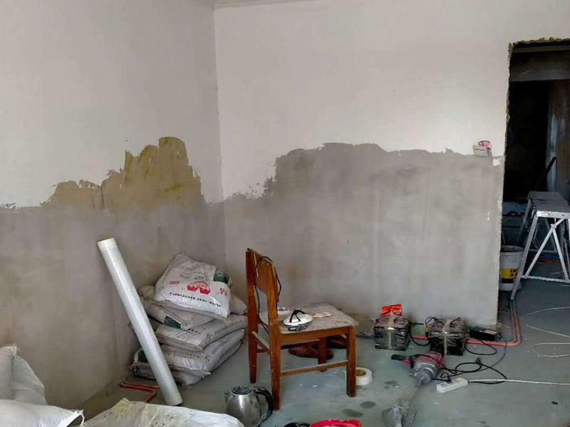 全屋整體裝修翻新：首先在做翻新的時(shí)候一定要把之前的墻面給處理干凈，粉化嚴(yán)重的一定要鏟除干凈。由于之前的墻面有刷過油漆和乳膠漆，所在做完鏟除后一定要做打磨處理，將原來墻體上的結(jié)實(shí)的表皮及浮沉全部清理掉，如果說墻體出現(xiàn)小部分的凹陷以及裂縫的話可以用膩?zhàn)由晕⑻钛a(bǔ)一下。 清理干凈的墻面一定要刷一道底漆，墻面底漆的主要作用就是抗堿防潮、封固基材、保護(hù)面漆、提高面漆的質(zhì)量以及遮蓋力。尤其是對老房子進(jìn)行翻新的時(shí)候底漆是特別的重要，如果說是直接的上面漆的話墻面就很容易起泡發(fā)霉，時(shí)間不久后就會再一次出現(xiàn)脫落現(xiàn)象，不能重蹈覆轍。 在上面漆之前要裝油漆按照漆桶的說明配比及涂刷，要準(zhǔn)備足夠的量，保證顏色的相同，不要因?yàn)榱可偃绷亢髞磉M(jìn)行后補(bǔ)，這樣很容易發(fā)生色差的問題。刷面漆時(shí)要選擇質(zhì)量好的刷漆滾筒，這樣刷出來的質(zhì)地才會更加的均勻好看。刷完漆之后要注意通風(fēng)問題，因?yàn)橄♂寗┲械亩妆匠煞謺c乳膠漆中的成分發(fā)生化學(xué)反應(yīng)導(dǎo)致墻面泛黃。