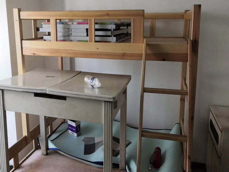 兒童房上下鋪安裝:實(shí)木上下鋪，要分開(kāi)安裝，先裝下鋪。在安裝的時(shí)候，一定要先把下鋪安裝好，安裝好下鋪以后才能把上鋪安裝好。先安裝下鋪，能夠起到很好的固定作用，目的就是為了能夠在安裝的時(shí)候比較方便。實(shí)木上下鋪，先安裝上鋪，也是為了后續(xù)施工比較方便，能夠節(jié)省一定的時(shí)間。裝完下鋪以后，我們就要開(kāi)始安裝上鋪了。上鋪的安裝方法是和下鋪一樣的，不過(guò)都是要在安裝過(guò)程中注意，一定要連接固定，牢固的床鋪使用時(shí)間才能更久，在使用的時(shí)候，即使發(fā)出聲響也會(huì)比較小，不會(huì)出現(xiàn)太大的問(wèn)題。 接下來(lái)就是一體式的上下鋪就比較好安裝了。一體式的上下鋪安裝更簡(jiǎn)單，只要把板材鋪設(shè)好就可以使用了。一般一體式的都是廠家直接安裝好的，根本不需要再去費(fèi)力安裝，也是比較方便的。