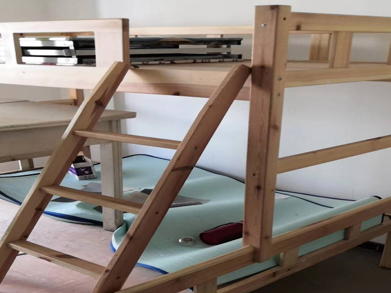 兒童房上下鋪安裝:實(shí)木上下鋪，要分開(kāi)安裝，先裝下鋪。在安裝的時(shí)候，一定要先把下鋪安裝好，安裝好下鋪以后才能把上鋪安裝好。先安裝下鋪，能夠起到很好的固定作用，目的就是為了能夠在安裝的時(shí)候比較方便。實(shí)木上下鋪，先安裝上鋪，也是為了后續(xù)施工比較方便，能夠節(jié)省一定的時(shí)間。裝完下鋪以后，我們就要開(kāi)始安裝上鋪了。上鋪的安裝方法是和下鋪一樣的，不過(guò)都是要在安裝過(guò)程中注意，一定要連接固定，牢固的床鋪使用時(shí)間才能更久，在使用的時(shí)候，即使發(fā)出聲響也會(huì)比較小，不會(huì)出現(xiàn)太大的問(wèn)題。 接下來(lái)就是一體式的上下鋪就比較好安裝了。一體式的上下鋪安裝更簡(jiǎn)單，只要把板材鋪設(shè)好就可以使用了。一般一體式的都是廠家直接安裝好的，根本不需要再去費(fèi)力安裝，也是比較方便的。