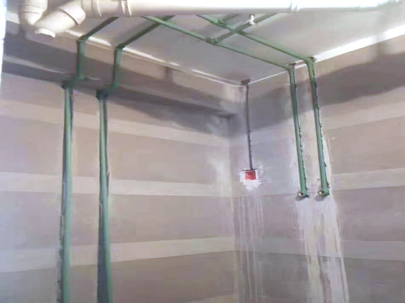 水電線路安裝方案：首先要根據(jù)裝設(shè)計(jì)圖紙對(duì)房屋進(jìn)行部分的改造,如對(duì)某些墻體的砸除,對(duì)某些部位的修改。管道開槽,管道開槽包括兩部分,一是水管管道開槽,二是電信線路開槽。特別要注意的是, 要將強(qiáng)電與弱電,開關(guān)、空調(diào)插座與電器插座分開走線,且注意開關(guān)插座底合安裝時(shí)必須水平垂直,這樣使后面的面板安裝會(huì)更平整。