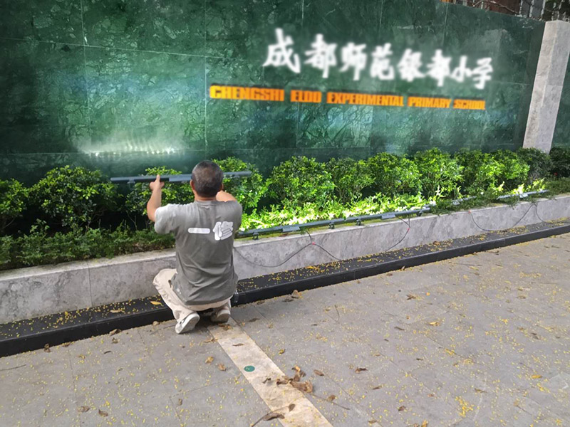 外墻修補(bǔ)及燈具安裝：射燈一般是安裝在踢腳線里，這樣即不占用家庭的其他位置，又能達(dá)到美觀的效果，將踢腳線的射燈打開后，就會(huì)感覺自己置身燈光的舞臺(tái)，很唯美，還能烘托氣氛。射燈屬于高聚光的燈具，一般是起到強(qiáng)調(diào)或者突出某樣物品的作用，可以起到烘托的作用，使人觀賞的人有眼前為之一亮的感覺。并將整個(gè)空間的亮點(diǎn)都能夠清晰的展現(xiàn)在住戶面前，營(yíng)造出高端、大氣。