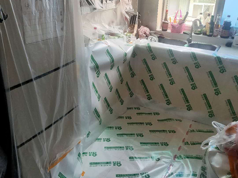 家具地板保護(hù)措施：1、在家具進(jìn)場(chǎng)時(shí)先在地板上鋪一層毛毯或是硬紙殼，可以有效減少家具和地板的摩擦，從而達(dá)到保護(hù)地板的目的。 2、工人在搬家具的時(shí)候，需要先在家具的棱角部分包上一層保護(hù)膜，這樣不但可以避免擦傷地板，同時(shí)也可以防止在搬弄家具的時(shí)候產(chǎn)生一些磕磕碰碰的現(xiàn)象，傷害到家具。