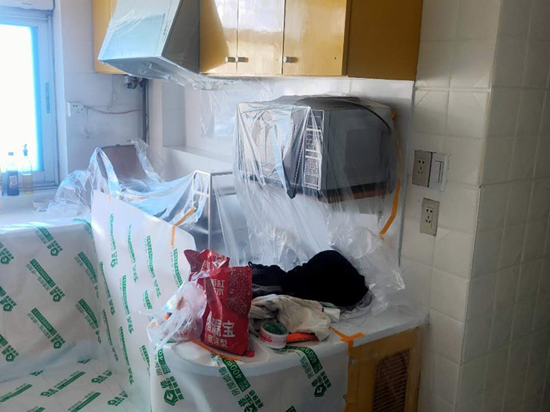 家具地板保護(hù)措施：1、在家具進(jìn)場(chǎng)時(shí)先在地板上鋪一層毛毯或是硬紙殼，可以有效減少家具和地板的摩擦，從而達(dá)到保護(hù)地板的目的。 2、工人在搬家具的時(shí)候，需要先在家具的棱角部分包上一層保護(hù)膜，這樣不但可以避免擦傷地板，同時(shí)也可以防止在搬弄家具的時(shí)候產(chǎn)生一些磕磕碰碰的現(xiàn)象，傷害到家具。