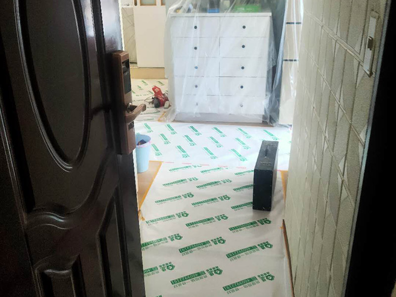 家具地板保護(hù)措施：1、在家具進(jìn)場(chǎng)時(shí)先在地板上鋪一層毛毯或是硬紙殼，可以有效減少家具和地板的摩擦，從而達(dá)到保護(hù)地板的目的。 2、工人在搬家具的時(shí)候，需要先在家具的棱角部分包上一層保護(hù)膜，這樣不但可以避免擦傷地板，同時(shí)也可以防止在搬弄家具的時(shí)候產(chǎn)生一些磕磕碰碰的現(xiàn)象，傷害到家具。