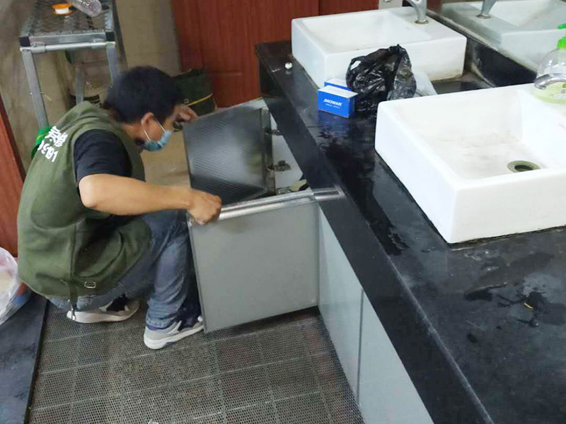 衛(wèi)生間臺(tái)盆安裝：拆掉原來(lái)?yè)p壞的下水器，并用刀對(duì)面盆下水口進(jìn)行清理，確保干凈無(wú)雜物。這樣會(huì)確保安裝以后不漏水。將下水器拆分，先安裝中間部分，將密封圈下部取下，水管對(duì)準(zhǔn)溢水口，輕輕放入并旋轉(zhuǎn)使密封圈和溢水口緊密貼合。將下部密封圈安裝在下水管和面盆接觸的位置，逆時(shí)針擰動(dòng)螺絲使下部密封圈和面盆緊密貼合，一般質(zhì)量好的密封圈手動(dòng)安裝就可以保證密封效果，如果手動(dòng)不能擰緊可借助扳手。將下水管道上口對(duì)準(zhǔn)下水器下口，接好下水管道。如果采用的防臭型，要注意下水管和地漏連接部位緊密結(jié)合。