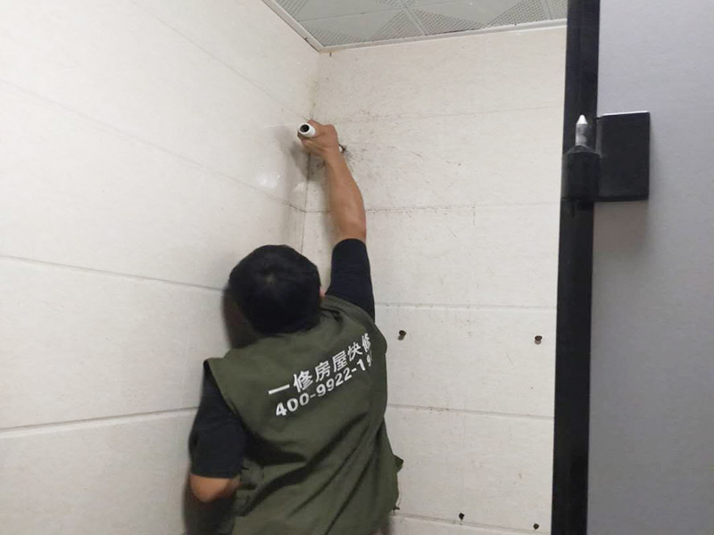 衛(wèi)生間臺(tái)盆安裝：拆掉原來(lái)?yè)p壞的下水器，并用刀對(duì)面盆下水口進(jìn)行清理，確保干凈無(wú)雜物。這樣會(huì)確保安裝以后不漏水。將下水器拆分，先安裝中間部分，將密封圈下部取下，水管對(duì)準(zhǔn)溢水口，輕輕放入并旋轉(zhuǎn)使密封圈和溢水口緊密貼合。將下部密封圈安裝在下水管和面盆接觸的位置，逆時(shí)針擰動(dòng)螺絲使下部密封圈和面盆緊密貼合，一般質(zhì)量好的密封圈手動(dòng)安裝就可以保證密封效果，如果手動(dòng)不能擰緊可借助扳手。將下水管道上口對(duì)準(zhǔn)下水器下口，接好下水管道。如果采用的防臭型，要注意下水管和地漏連接部位緊密結(jié)合。