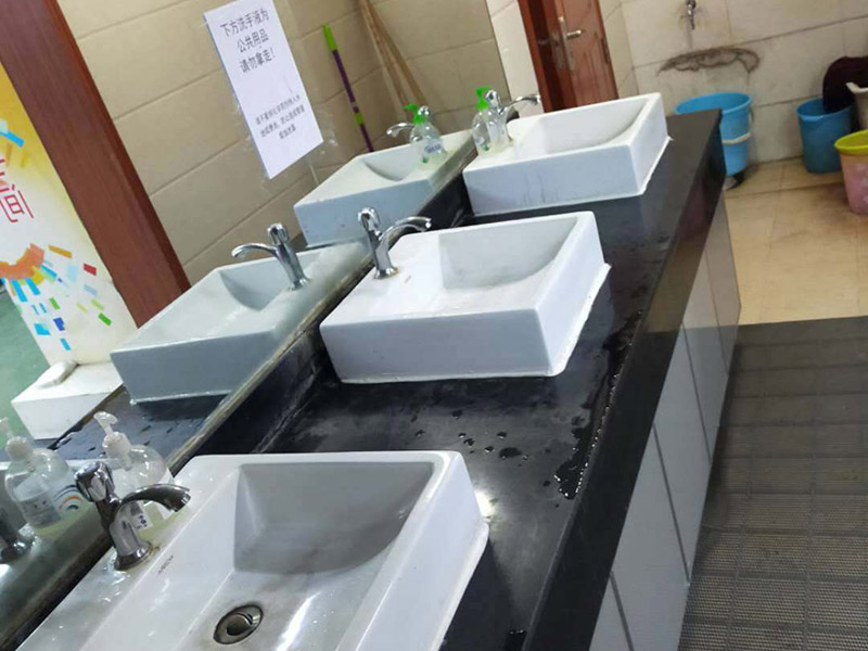 衛(wèi)生間臺(tái)盆安裝：拆掉原來(lái)?yè)p壞的下水器，并用刀對(duì)面盆下水口進(jìn)行清理，確保干凈無(wú)雜物。這樣會(huì)確保安裝以后不漏水。將下水器拆分，先安裝中間部分，將密封圈下部取下，水管對(duì)準(zhǔn)溢水口，輕輕放入并旋轉(zhuǎn)使密封圈和溢水口緊密貼合。將下部密封圈安裝在下水管和面盆接觸的位置，逆時(shí)針擰動(dòng)螺絲使下部密封圈和面盆緊密貼合，一般質(zhì)量好的密封圈手動(dòng)安裝就可以保證密封效果，如果手動(dòng)不能擰緊可借助扳手。將下水管道上口對(duì)準(zhǔn)下水器下口，接好下水管道。如果采用的防臭型，要注意下水管和地漏連接部位緊密結(jié)合。