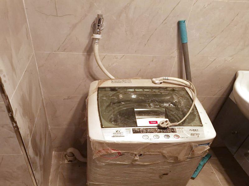 衛(wèi)生間水管角閥安裝:首先將水總閥門關(guān)閉。將du要安裝角閥的接口清理干凈，將原角閥換掉之后，要細(xì)心清理水銹，并清空管內(nèi)殘余的水。選擇合適的角閥。將角閥上的閥門關(guān)閉，認(rèn)清角閥的兩個(gè)接口要接在什么地方。用生膠帶將角閥的絲口纏緊，一層一層，從內(nèi)向外的纏。注意，通常要纏5層以上，不怕厚。將角閥順著絲口的連接方向，旋轉(zhuǎn)擰緊墻體的絲口中。注意往里擰的時(shí)候不要用蠻勁兒，可以先用手的力量擰緊，擰緊后，可借助扳手等工具，將角閥多擰半圈，盡量將出水口位置調(diào)整為方便連接水管的位置。將上水管接到角閥的另一個(gè)接口上。接好后開總閥供水實(shí)驗(yàn)是否漏水。