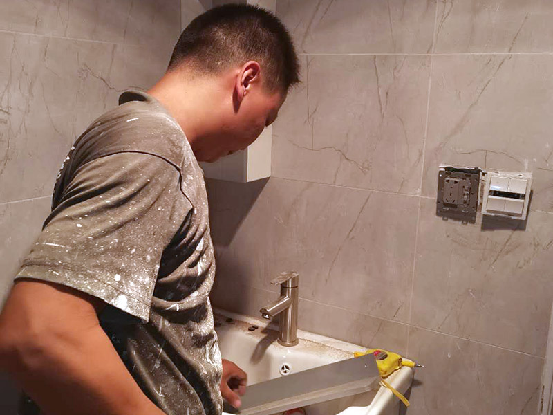 浴室柜安裝案例：在安裝之前應(yīng)該檢查一下配件是否齊全。安裝三角閥時(shí)，要確認(rèn)冷熱水管是不是保持平線。 緊接著就是測量距離，并安裝下水管道。在涂抹膠水時(shí)一定要狠均勻，這樣才能確保關(guān)于管間的鏈接是否緊密。之后便可以安裝柜腳角了，看看角是不是都在同一個(gè)水平面上，安裝好之后可以做一個(gè)適當(dāng)?shù)恼{(diào)整。 浴室柜應(yīng)該靠墻放好，看看進(jìn)出水管的位置安置的是否得當(dāng)，如果不合適的話一定要稍作改動(dòng)。