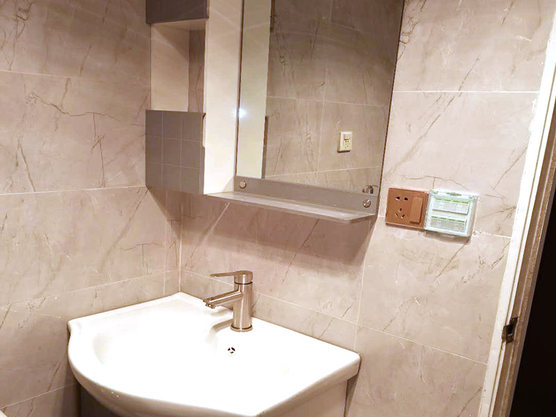 浴室柜安裝案例：在安裝之前應(yīng)該檢查一下配件是否齊全。安裝三角閥時(shí)，要確認(rèn)冷熱水管是不是保持平線。 緊接著就是測量距離，并安裝下水管道。在涂抹膠水時(shí)一定要狠均勻，這樣才能確保關(guān)于管間的鏈接是否緊密。之后便可以安裝柜腳角了，看看角是不是都在同一個(gè)水平面上，安裝好之后可以做一個(gè)適當(dāng)?shù)恼{(diào)整。 浴室柜應(yīng)該靠墻放好，看看進(jìn)出水管的位置安置的是否得當(dāng)，如果不合適的話一定要稍作改動(dòng)。