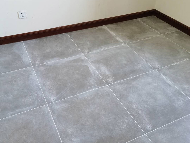 地磚拆除重貼瓷磚：1、混凝土地面應(yīng)將基層鑿毛，鑿毛深度5~10毫米，鑿毛痕的間距為30毫米左右。之后，清凈浮灰，砂漿、油漬，產(chǎn)散水刷少將地面。 2、鋪貼前應(yīng)彈好線，在地面彈出與門(mén)道口成直角的基準(zhǔn)線，彈線應(yīng)從門(mén)口開(kāi)始，以保證進(jìn)口處為整磚，非整磚置于陰角或家具下面，彈線應(yīng)彈出縱橫定位控制線。 3、鋪貼陶瓷地面磚前，應(yīng)先將陶瓷地面磚浸泡陰干。 4、鋪貼時(shí)，水泥砂漿應(yīng)飽滿地抹在陶瓷地面磚背面，鋪貼后用橡皮棰敲實(shí)。同時(shí)，用水平尺檢查校正，擦凈表面水泥砂漿。 5、鋪貼完2~3小時(shí)后，用白水泥擦縫，縫要填充密實(shí)，平整光滑。