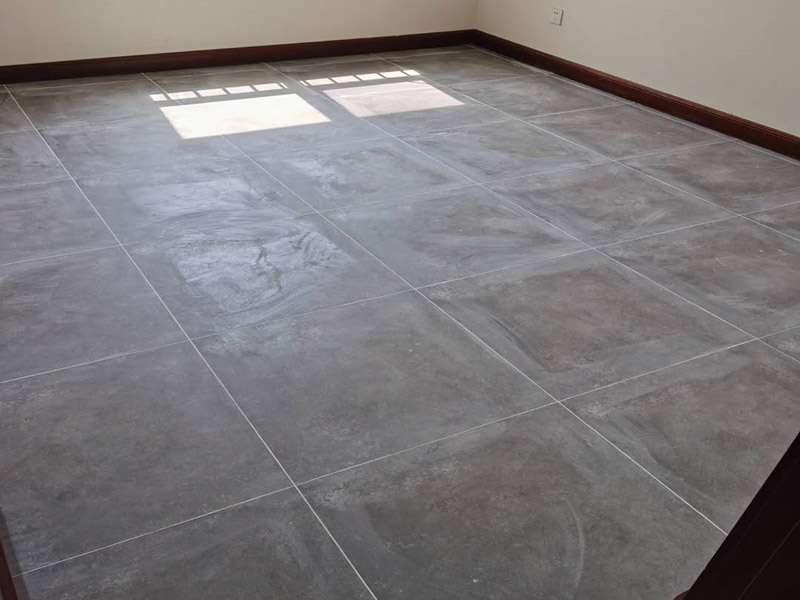 地磚拆除重貼瓷磚：1、混凝土地面應(yīng)將基層鑿毛，鑿毛深度5~10毫米，鑿毛痕的間距為30毫米左右。之后，清凈浮灰，砂漿、油漬，產(chǎn)散水刷少將地面。 2、鋪貼前應(yīng)彈好線，在地面彈出與門(mén)道口成直角的基準(zhǔn)線，彈線應(yīng)從門(mén)口開(kāi)始，以保證進(jìn)口處為整磚，非整磚置于陰角或家具下面，彈線應(yīng)彈出縱橫定位控制線。 3、鋪貼陶瓷地面磚前，應(yīng)先將陶瓷地面磚浸泡陰干。 4、鋪貼時(shí)，水泥砂漿應(yīng)飽滿地抹在陶瓷地面磚背面，鋪貼后用橡皮棰敲實(shí)。同時(shí)，用水平尺檢查校正，擦凈表面水泥砂漿。 5、鋪貼完2~3小時(shí)后，用白水泥擦縫，縫要填充密實(shí)，平整光滑。