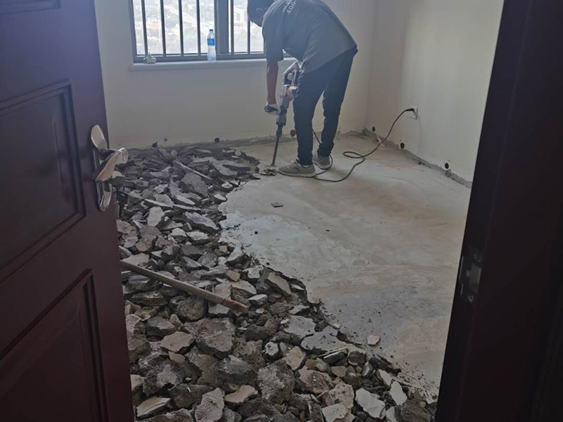 地磚拆除重貼瓷磚：1、混凝土地面應(yīng)將基層鑿毛，鑿毛深度5~10毫米，鑿毛痕的間距為30毫米左右。之后，清凈浮灰，砂漿、油漬，產(chǎn)散水刷少將地面。 2、鋪貼前應(yīng)彈好線，在地面彈出與門(mén)道口成直角的基準(zhǔn)線，彈線應(yīng)從門(mén)口開(kāi)始，以保證進(jìn)口處為整磚，非整磚置于陰角或家具下面，彈線應(yīng)彈出縱橫定位控制線。 3、鋪貼陶瓷地面磚前，應(yīng)先將陶瓷地面磚浸泡陰干。 4、鋪貼時(shí)，水泥砂漿應(yīng)飽滿地抹在陶瓷地面磚背面，鋪貼后用橡皮棰敲實(shí)。同時(shí)，用水平尺檢查校正，擦凈表面水泥砂漿。 5、鋪貼完2~3小時(shí)后，用白水泥擦縫，縫要填充密實(shí)，平整光滑。