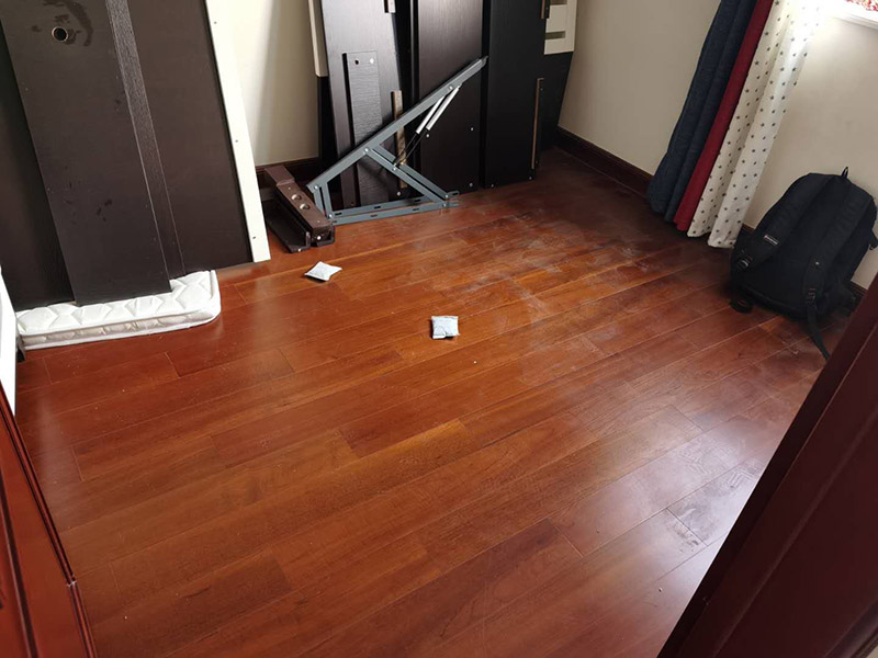 木地板鋪貼案例：首先清理地面。地面已經(jīng)清理干凈、平整之后，先要鋪設(shè)一層防潮地墊。這一層至少要20-30厘米(大約8英寸)在離墻大約預(yù)留1-3英寸的空隙。現(xiàn)在可以安裝已經(jīng)選好花色的地板了。需要注意的是所鋪設(shè)的防潮地墊只需要鋪設(shè)大致5&mdash;10排的地板。然后為了防止地板的第一行的地板滑動，必須用間隔的裝置或者楔子固定。第一行余下的板通常用在第二行的開頭。要確保第二行板的接口與第一行板的接口錯開的長度至少30厘米。