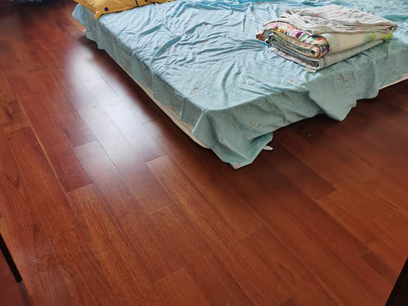 木地板鋪貼案例：首先清理地面。地面已經(jīng)清理干凈、平整之后，先要鋪設(shè)一層防潮地墊。這一層至少要20-30厘米(大約8英寸)在離墻大約預(yù)留1-3英寸的空隙。現(xiàn)在可以安裝已經(jīng)選好花色的地板了。需要注意的是所鋪設(shè)的防潮地墊只需要鋪設(shè)大致5&mdash;10排的地板。然后為了防止地板的第一行的地板滑動，必須用間隔的裝置或者楔子固定。第一行余下的板通常用在第二行的開頭。要確保第二行板的接口與第一行板的接口錯開的長度至少30厘米。