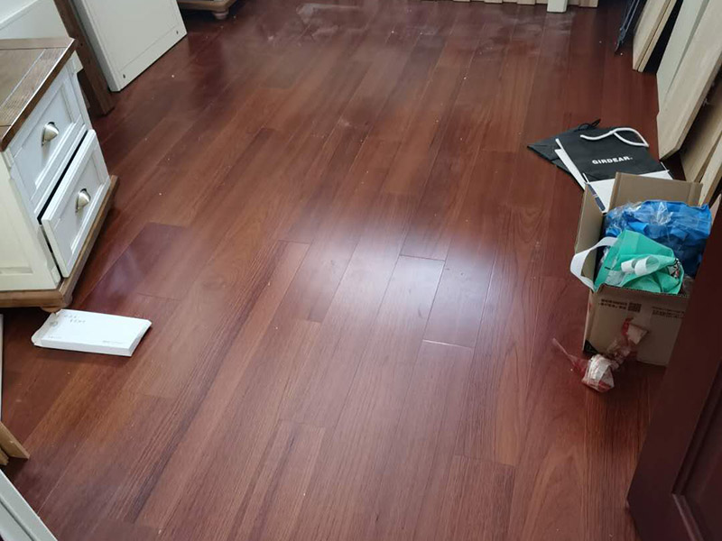 木地板鋪貼案例：首先清理地面。地面已經(jīng)清理干凈、平整之后，先要鋪設(shè)一層防潮地墊。這一層至少要20-30厘米(大約8英寸)在離墻大約預(yù)留1-3英寸的空隙。現(xiàn)在可以安裝已經(jīng)選好花色的地板了。需要注意的是所鋪設(shè)的防潮地墊只需要鋪設(shè)大致5&mdash;10排的地板。然后為了防止地板的第一行的地板滑動，必須用間隔的裝置或者楔子固定。第一行余下的板通常用在第二行的開頭。要確保第二行板的接口與第一行板的接口錯開的長度至少30厘米。