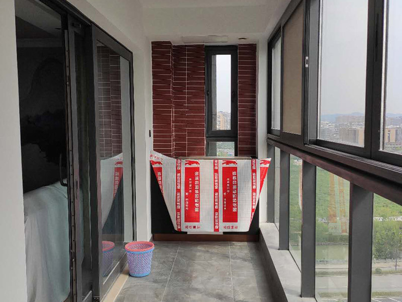 陽(yáng)臺(tái)家具安裝：安裝地柜：將安置地柜的位置打掃干凈，把組裝好的地柜擺放到合適的位置，（有的櫥柜需要安裝地腳，那么在地柜柜體組裝好之后，翻轉(zhuǎn)過(guò)來(lái)，底板上已經(jīng)預(yù)先打了安裝孔，將地腳配件套上去，然后用螺絲釘固定住，最后將地腳桿擰緊。