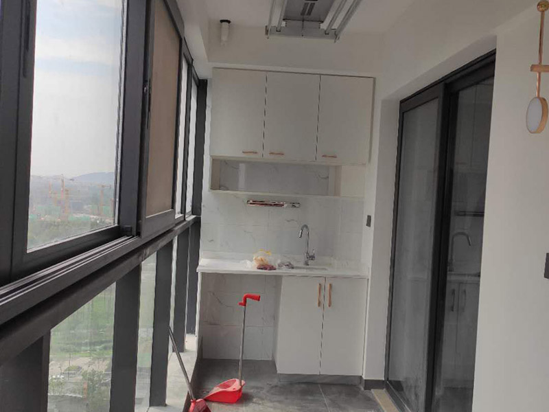 陽臺(tái)櫥柜裝修設(shè)計(jì)：在陽臺(tái)櫥柜裝修前須做好陽臺(tái)裝修，做好陽臺(tái)這些的防塵措施、防水措施、防陽光暴曬措施等，陽臺(tái)櫥柜的選材要特別注意抗老化，因?yàn)殛柵_(tái)櫥柜比起其它地方的櫥柜來說陽光更容易照射到和照射時(shí)間更長，因此對(duì)于陽臺(tái)櫥柜的材料要耐老化。陽臺(tái)櫥柜裝修中，防水也是非常關(guān)鍵的，因?yàn)榧词龟柵_(tái)裝修時(shí)防水做的夠好，但因陽臺(tái)內(nèi)、外地理位置關(guān)系，相比平常廚房更需要加強(qiáng)相應(yīng)的陽臺(tái)櫥柜防水哦。陽臺(tái)櫥柜裝修完之后，因所處位置的關(guān)系而導(dǎo)致陽臺(tái)櫥柜更容易積累粉塵，因此要經(jīng)常進(jìn)行清潔，保持陽臺(tái)櫥柜整潔干凈。