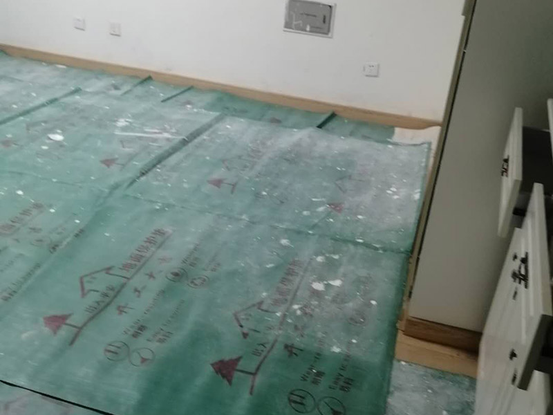 地面保護(hù)措施：入戶門(mén)的保護(hù) 各種裝修物料的進(jìn)場(chǎng)以及各種建筑裝修的清理，都會(huì)經(jīng)過(guò)入戶門(mén)，這些物品在搬運(yùn)的過(guò)程中，與入戶門(mén)發(fā)生磕碰、摩擦的機(jī)率大大增加，所以，第一個(gè)需要做好成品保護(hù)的地方就是我們的入戶門(mén)。建議：在裝修開(kāi)工前直到家具進(jìn)場(chǎng)期間，都需要對(duì)入戶門(mén)進(jìn)行保護(hù)！對(duì)于這一點(diǎn)，可以使用成品保護(hù)膜將門(mén)包裹。